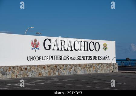 Garachico, Espagne 10 septembre 2023, le village de Garachico sur l'île de Tenerife, avec le panneau : 'Garachico un des plus beaux villages Banque D'Images