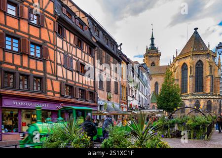 Ville de Colmar en Alsace, France, la vieille ville avec l'église Martin. Banque D'Images