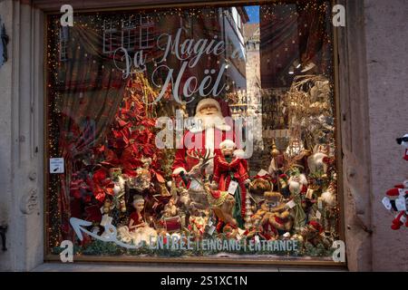 Vitrine de Noël avec Père Noël, rennes et gnomes d'un magasin de souvenirs dans la ville française de Colmar en Alsace, France. Banque D'Images