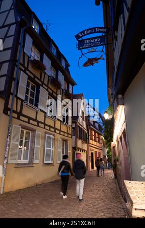 Rue de la Poissonnerie rue dans la vieille ville de Colmar la nuit, Alsace, France. Petite Venise (la petite Venise) quartier de la ville avec la Krutenau Re Banque D'Images