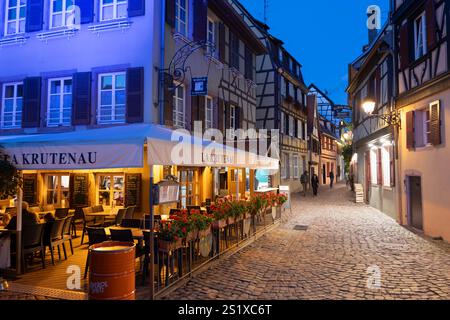 Rue de la Poissonnerie rue dans la vieille ville de Colmar la nuit, Alsace, France. Petit quartier de Venise de la ville avec restaurant la Krutenau. Banque D'Images