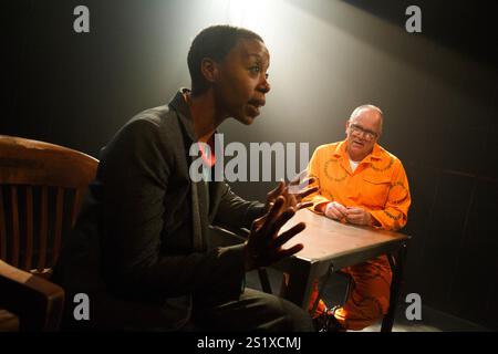 Noma Dumezweni (Pumla Gobodo-Madikizela), Matthew Marsh (Eugene de Kock) dans Un ÊTRE HUMAIN MORT CETTE NUIT-LÀ par Nicholas Wright au Hampstead Theatre, Londres NW3 28/05/2014 une production du Fugard Theatre basée sur le livre de Pumla Gobodo-Madikizela design : Paul Wills éclairage : Tim Mitchell réalisateur : Jonathan Munby Banque D'Images