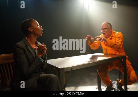 Noma Dumezweni (Pumla Gobodo-Madikizela), Matthew Marsh (Eugene de Kock) dans Un ÊTRE HUMAIN MORT CETTE NUIT-LÀ par Nicholas Wright au Hampstead Theatre, Londres NW3 28/05/2014 une production du Fugard Theatre basée sur le livre de Pumla Gobodo-Madikizela design : Paul Wills éclairage : Tim Mitchell réalisateur : Jonathan Munby Banque D'Images