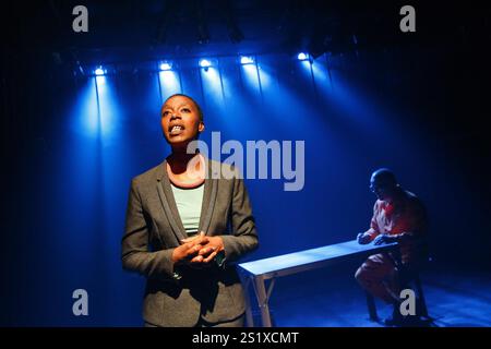 Noma Dumezweni (Pumla Gobodo-Madikizela), Matthew Marsh (Eugene de Kock) dans Un ÊTRE HUMAIN MORT CETTE NUIT-LÀ par Nicholas Wright au Hampstead Theatre, Londres NW3 28/05/2014 une production du Fugard Theatre basée sur le livre de Pumla Gobodo-Madikizela design : Paul Wills éclairage : Tim Mitchell réalisateur : Jonathan Munby Banque D'Images