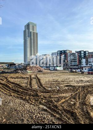 Bruxelles, Belgique - 1er février 2023 : un paysage le long du canal qui traverse la ville de Bruxelles. Cette zone mixte de logement, de verdure et d'indu Banque D'Images