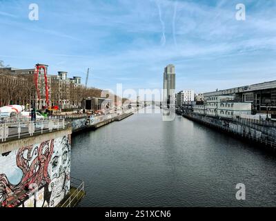Bruxelles, Belgique - 1er février 2023 : un paysage le long du canal qui traverse la ville de Bruxelles. Cette zone mixte de logement, de verdure et d'indu Banque D'Images