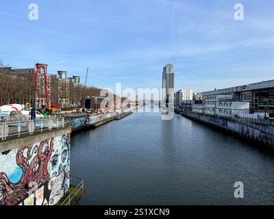 Bruxelles, Belgique - 1er février 2023 : un paysage le long du canal qui traverse la ville de Bruxelles. Cette zone mixte de logement, de verdure et d'indu Banque D'Images