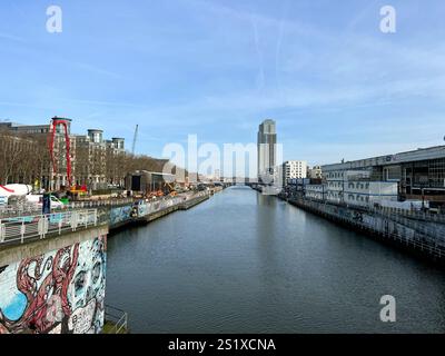 Bruxelles, Belgique - 1er février 2023 : un paysage le long du canal qui traverse la ville de Bruxelles. Cette zone mixte de logement, de verdure et d'indu Banque D'Images