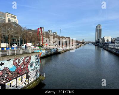 Bruxelles, Belgique - 1er février 2023 : un paysage le long du canal qui traverse la ville de Bruxelles. Cette zone mixte de logement, de verdure et d'indu Banque D'Images