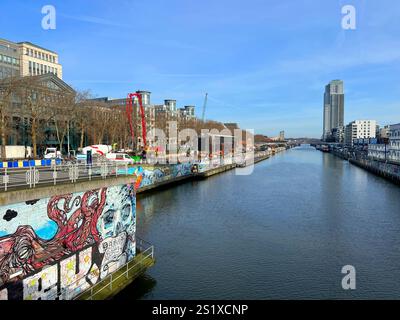 Bruxelles, Belgique - 1er février 2023 : un paysage le long du canal qui traverse la ville de Bruxelles. Cette zone mixte de logement, de verdure et d'indu Banque D'Images