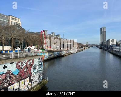 Bruxelles, Belgique - 1er février 2023 : un paysage le long du canal qui traverse la ville de Bruxelles. Cette zone mixte de logement, de verdure et d'indu Banque D'Images