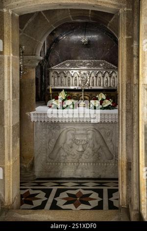 Crypte sépulcrale avec urne contenant les restes de l'apôtre Santiago, cathédrale Saint-Jacques-de-Compostelle, Saint-Jacques-de-Compostelle, province de la Cor Banque D'Images