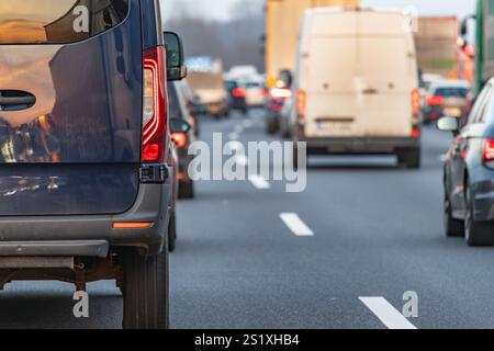 Fourgonnette en circulation lente sur l'autoroute allemande Banque D'Images