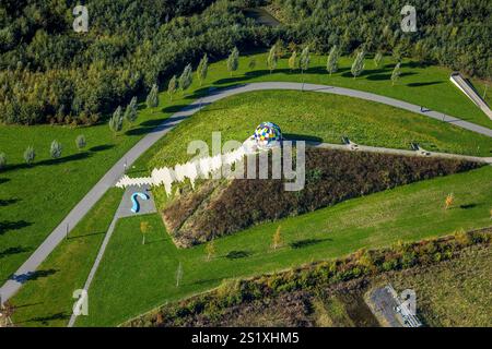 Vue aérienne, œuvre d'art dôme coloré à Auenpark, artiste Polenz Metall Design Manufaktur, Selm, Münsterland, Rhénanie du Nord-Westphalie, Allemagne Banque D'Images