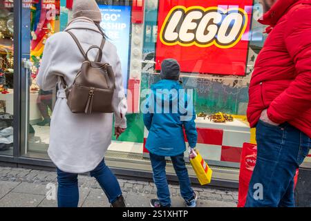 LEGO Flagship Store München, Familie und Kind vor dem Schaufenster, München, Januar 2025 Deutschland, München, Januar 2025, LEGO Flagship Store München, Kunden vor dem Schaufenster in der Kaufingerstraße, größter Lego Store Deutschlands, Einkaufsstraße, Fußgängerzone, Geschäfte, hiver, Bayern *** LEGO Flagship Store Munich, famille et enfant devant la vitrine, Munich, janvier 2025 Allemagne, Munich, janvier 2025, LEGO Flagship Store Munich, clients devant la vitrine de Kaufingerstraße, le plus grand magasin Lego en Allemagne, rue commerçante, zone piétonne, magasins, hiver, Bavière Banque D'Images