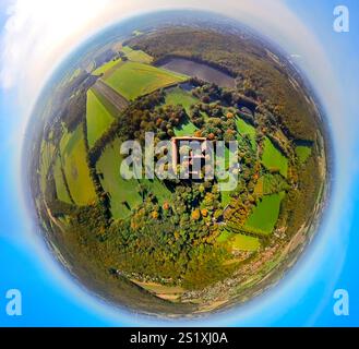 Vue aérienne, Château de Cappenberg en forêt automnale, LWL Museum of Art and culture et tenue John the Evangelist Collegiate Church, globe, image fisheye Banque D'Images