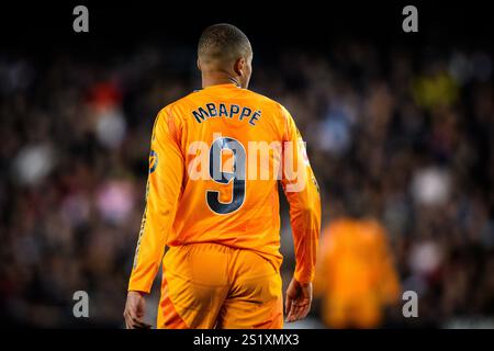 Portrait de derrière de la joueuse française du Real Madrid Kylian Mbappe lors d'un match de la Liga en soirée avec le maillot numéro neuf. Banque D'Images