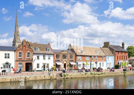 St Ives The Quay boutiques et restaurants sur le quai à St Ives une ville médiévale de marché Quayside St Ives Cambridgeshire Angleterre UK GB Europe Banque D'Images