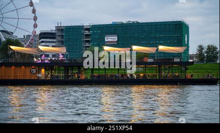 Cracovie, Pologne - 25 septembre 2021 : un restaurant flottant avec terrasse sur la Vistule à Cracovie, Pologne. L'image capture le dîner unique Banque D'Images