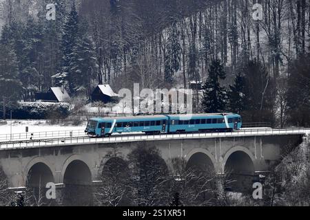 Sychrov, République tchèque. 5 janvier 2025. Un train traverse le viaduc de Sychrov en Bohême du Nord après que la neige est tombée ce week-end en République tchèque. La photo montre un train exploité par arriva Company. Arriva Company est une multinationale britannique de transport public dont le siège social se trouve en Angleterre et qui appartient à Deutsche Bahn. (Crédit image : © Slavek Ruta/ZUMA Press Wire) USAGE ÉDITORIAL SEULEMENT! Non destiné à UN USAGE commercial ! Crédit : ZUMA Press, Inc/Alamy Live News Banque D'Images