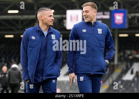 Kalvin Phillips d'Ipswich Town (à gauche) et Liam Delap sur le terrain avant le match de premier League à Craven Cottage, Londres. Date de la photo : dimanche 5 janvier 2025. Banque D'Images