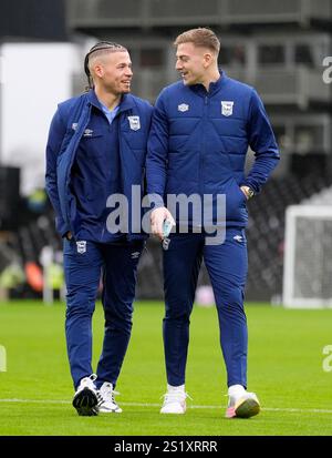 Kalvin Phillips d'Ipswich Town (à gauche) et Liam Delap sur le terrain avant le match de premier League à Craven Cottage, Londres. Date de la photo : dimanche 5 janvier 2025. Banque D'Images