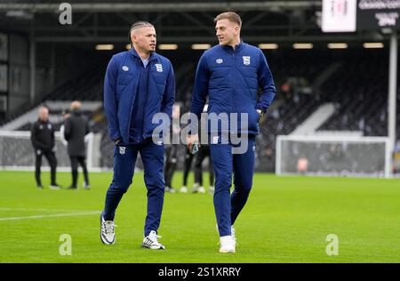 Kalvin Phillips d'Ipswich Town (à gauche) et Liam Delap sur le terrain avant le match de premier League à Craven Cottage, Londres. Date de la photo : dimanche 5 janvier 2025. Banque D'Images