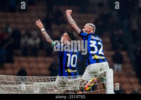 Federico Dimarco de l'Inter et Lautaro Martinez de l'Inter célèbrent la victoire du Scudetto après le match de Serie A entre Milan et l'Inter au stade San Siro , Italie du Nord - lundi 22 avril 2024. Sport - Soccer . (Photo de Spada/LaPresse) Banque D'Images