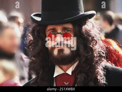 Venise, Italie, 02.05.2024 homme non identifié habillé en vampire pendant le carnaval de Venise. Portrait d'un comte Dracula au Carnaval de Venise, Italie Banque D'Images