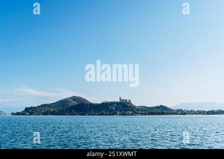 Vue panoramique panoramique d'été à Rocca de Angera. Célèbre monument touristique au lac majeur en Lombardie, dans le nord de l'Italie. Banque D'Images