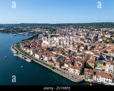 Panorama aérien panoramique d'Arona au lac majeur, Europe. Vacances d'été au célèbre lac idyllique dans le nord de l'Italie. Banque D'Images