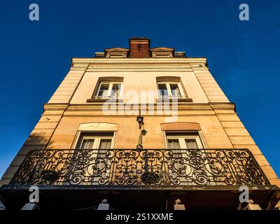 Margny-les-Compiègne est une belle ville en France. Ville médiévale, anciennes cathédrales gothiques. Monuments historiques. Banque D'Images