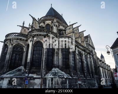 Margny-les-Compiègne est une belle ville en France. Ville médiévale, anciennes cathédrales gothiques. Monuments historiques. Banque D'Images