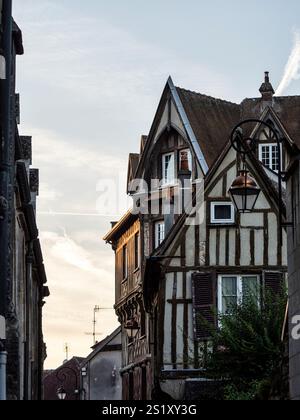 Margny-les-Compiègne est une belle ville en France. Ville médiévale, anciennes cathédrales gothiques. Monuments historiques. Banque D'Images