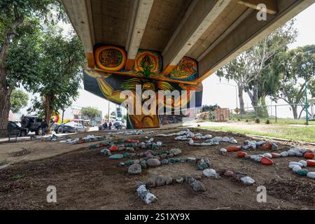 Peintures murales ou art de rue à Chicano Park, Barrio Logan, San Diego, Californie, États-Unis - un monument historique national - murale 'Colossus' Banque D'Images
