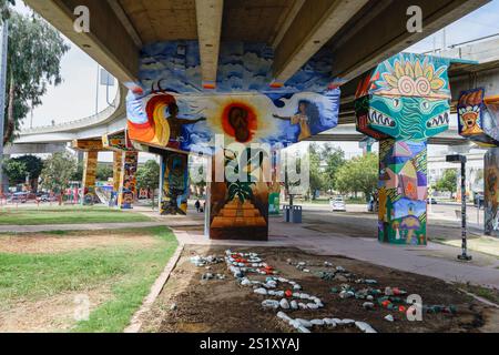Peintures murales ou art de rue à Chicano Park, Barrio Logan, San Diego, Californie, États-Unis - un site historique national Banque D'Images