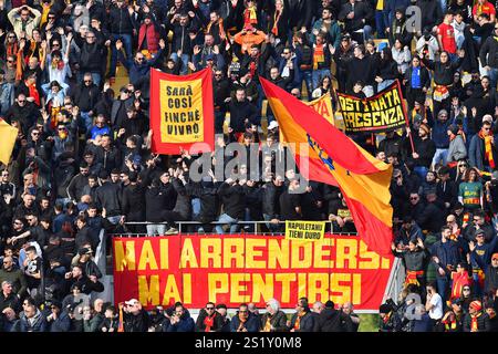 Lecce, Italie. 05 janvier 2025. Fans et supporters DES US Lecce lors du match de football Serie A Enilive entre les US Lecce et Gênes FCF au stade via del Mare à Lecce, en Italie, dimanche 05 janvier 2025. (Crédit image : &#xa9 ; Giovanni Evangelista/LaPresse) crédit : LaPresse/Alamy Live News Banque D'Images