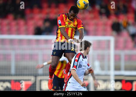 Lecce, Italie. 05 janvier 2025. Lassana Coulibaly (29 US Lecce) et Aarón Mart&#xed;n (3 Gênes CFC), l'arrière gauche de Gênes, en action lors du match de football Serie A Enilive entre l'US Lecce et Gênes FCF au stade via del Mare de Lecce, Italie, dimanche 05 janvier 2025. (Crédit image : &#xa9 ; Giovanni Evangelista/LaPresse) crédit : LaPresse/Alamy Live News Banque D'Images