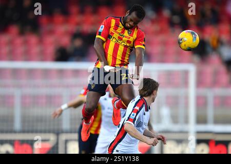 Lecce, Italie. 05 janvier 2025. Lassana Coulibaly (29 US Lecce) et Aarón Mart&#xed;n (3 Gênes CFC), l'arrière gauche de Gênes, en action lors du match de football Serie A Enilive entre l'US Lecce et Gênes FCF au stade via del Mare de Lecce, Italie, dimanche 05 janvier 2025. (Crédit image : &#xa9 ; Giovanni Evangelista/LaPresse) crédit : LaPresse/Alamy Live News Banque D'Images