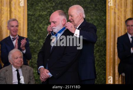 Le président des États-Unis Joe Biden remet à José Andrés la Médaille présidentielle de la liberté lors d'une cérémonie dans la salle est de la Maison Blanche le samedi 4 janvier 2025. La Médaille présidentielle de la liberté est la plus haute distinction civile de la nation, décernée à des personnes qui ont apporté une contribution exemplaire à la prospérité, aux valeurs ou à la sécurité des États-Unis, à la paix mondiale ou à d'autres initiatives sociétales, publiques ou privées importantes. Crédit : Leigh Vogel/Pool via CNP/MediaPunch Banque D'Images