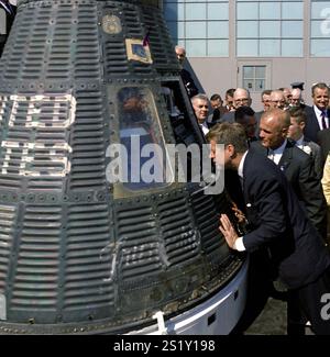 23FEB1962 le président John F. Kennedy et l'astronaute John Glenn, Jr. examinent la capsule spatiale Friendship 7 lors de la cérémonie de présentation de la Médaille de service distingué de l'Agence nationale de l'aéronautique et de l'espace (NASA) à l'astronaute Glenn au Hangar 'S', Cape Canaveral, Floride. L'Friendship 7 a porté l'astronaute Glenn en orbite autour de la Terre trois fois. Ceux qui regardent comprennent : Assistant spécial du président Lawrence « Larry » O’Brien ; sénateur George Smathers de Floride ; Directeur du Centre spatial habité Dr Robert Gilruth. Banque D'Images