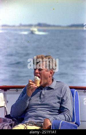 31 août 1963 le président John F. Kennedy mangeant un cornet de crème glacée à bord de son bateau nommé 'Honey Fitz' à Hyannisport, Massachusetts. Banque D'Images