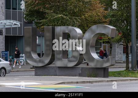 Vancouver, CANADA - septembre 30 2024 : grande enseigne métallique UBC (Université de la Colombie-Britannique) sur un campus universitaire entouré d'arbres, de piétons Banque D'Images