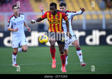 Lecce, Italie. 05 janvier 2025. Lassana Coulibaly (29 US Lecce) et Aarón Mart&#xed;n (3 Gênes CFC), l'arrière gauche de Gênes, en action lors du match de football Serie A Enilive entre l'US Lecce et Gênes FCF au stade via del Mare de Lecce, Italie, dimanche 05 janvier 2025. (Crédit image : &#xa9 ; Giovanni Evangelista/LaPresse) crédit : LaPresse/Alamy Live News Banque D'Images