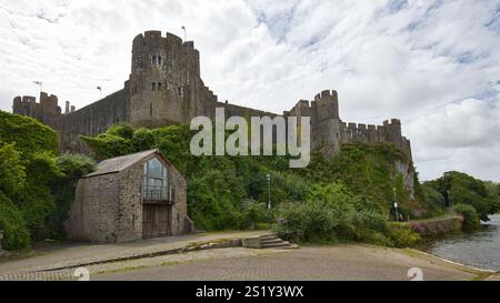 Le château de Pembroke, un château normand du 12ème siècle, est entouré d'eau sur trois côtés et est situé sur un promontoire rocheux stratégique. Banque D'Images