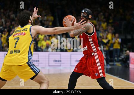 Shabazz Napier (FC Bayern Muenchen, #08), William McDowell-White (Alba Berlin, #07), GER, ALBA Berlin v. FC Bayern Muenchen, Basketball Herren, Easy Credit BBL, saison 2024/2025, 15. Spieltag, 05.01.2024 Foto : Eibner-Pressefoto/ Claudius Rauch Banque D'Images