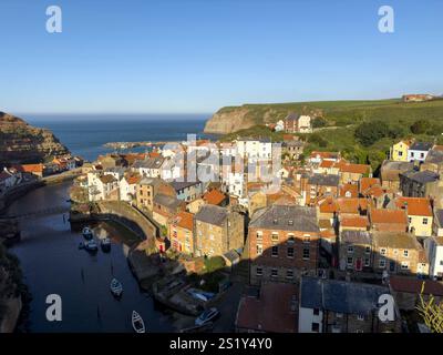 Vue aérienne du village de pêcheurs de Staithes au coucher du soleil, North Yorkshire, Angleterre Banque D'Images