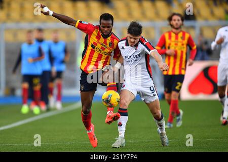 Lecce, Italie. 05 janvier 2025. Lassana Coulibaly de Lecce (29 US Lecce) et Vitinha de Gênes (9 Gênes CFC) en action lors du match de Serie A Enilive entre l'US Lecce et Gênes FCF au stade via del Mare de Lecce, Italie, dimanche 05 janvier 2025. (Crédit image : &#xa9 ; Giovanni Evangelista/LaPresse) crédit : LaPresse/Alamy Live News Banque D'Images