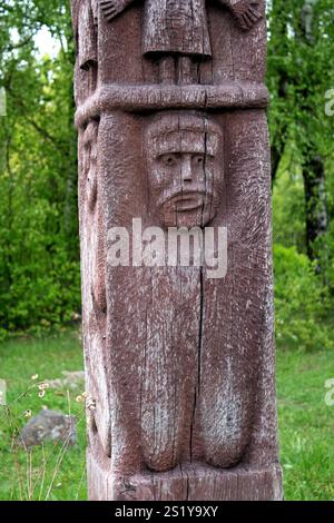 idole païenne en bois dans la forêt, fond naturel. Vieux totem de Dieu dans le style folklorique slave traditionnel. vieil homme barbu. Attribut des rites religieux païens Banque D'Images