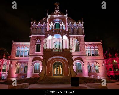 Barcelone, Espagne - 26 décembre 2024 : Pavillon des opérations de l'ancien hôpital de Sant Pau la nuit, Barcelone, Espagne. Banque D'Images